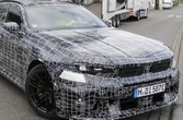 「ノイエクラッセ」はあきらめた？ BMW『M5』新型の最新プロトタイプ…スリムなLED採用へ