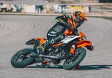 400ccスーパーモト市場に急先鋒！ 85万9000円の新型KTM『390 SMC R』8月発売へ