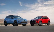 トヨタ『カローラクロス』改良新型、米国はガソリン車も設定…ハイブリッドと顔が違う
