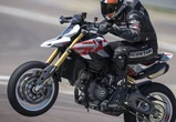 【ドゥカティ ハイパーモタードV2 試乗】“ハイパー”の名は伊達じゃない！ ライダーを昂らせる新世代モタード…佐川健太郎
