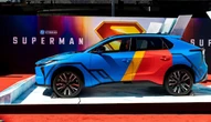 トヨタ『bZ4X』がスーパーマンカラーに!? 映画『スーパーマン』起用でレッドカーペットに登場