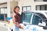 18歳のプロサーファー池田美来選手、免許取得で自立の一歩　静岡スバルがパートナー契約を更新