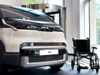 キア、日本導入予定の商用EV『PV5』に車いす仕様発表