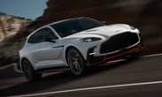アストンマーティンのSUVがさらにパワーアップ！新型『DBX S』は727psへ、軽量化で走りが進化