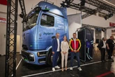 ダイムラートラックとDHLが提携、メルセデスベンツの新型電動トラック導入へ