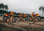 KTM、2027年型『SXシリーズ』9モデルを発表、フルサイズからミニサイクルモデルまで展開