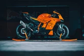 KTM、高性能スーパースポーツ『990 RC R』の2026年モデルを発表