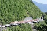 日本一の急勾配、大井川鉄道の90パーミルを歩く　アプト式35周年でツアー企画