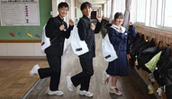 エアバッグ端材バッグ、飛騨の中学生2700名に寄贈…豊田合成のエシカルブランド「Re-S」