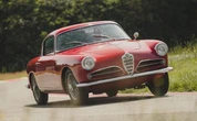 アルファロメオの最新スーパーカーと1956年製『1900スーパースプリント』が伊ミッレミリアを走る
