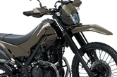 ミリタリーファンも注目!?「まるで偵察用オートバイ」なカワサキの新型車に「めっちゃカッコヨ」と反響