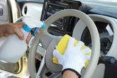 放置した夏の汚れがニオイに変わる前に！ プロ目線で学ぶ車内清掃の正解～Weeklyメンテナンス～