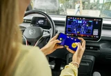 VW『ID.Buzz』の車載ディスプレイでゲーム可能に、コントローラーはスマホ