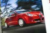 元祖“ベイビー・アルファ”はスーパーカー『8C』のデザインを受け継いだ小さな上質車だった【懐かしのカーカタログ】