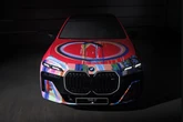 BMWの最上位EVセダン『i7』がアートカーに、韓国人アーティストとコラボ…9月3日初公開へ