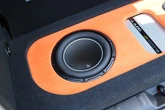 後方の「サブウーファー」の音を「フロントスピーカー」の音と一体化！［低音を制する者はカーオーディオを制す］