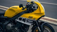 往年のファン号泣? 黄色い「ストロボカラー」の新型ヤマハ『XSR900GP』が初公開!“キング・ケニー”に敬意