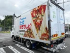 ドミノ・ピザ、QSR業界初のEVトラックを福岡エリアの店舗配送に導入…いすゞ自動車と連携