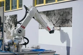 自動車向け塗装技術活用、ABBがAI壁画をライブペイント…ロボットアーティスト誕生