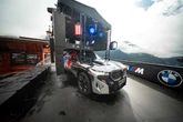 BMWの748馬力電動SUV『XM』、移動式DJステージに…見習い工がカスタム