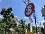 狭い道！ 制限1.7m、昔からあったのが「42条2項道路」…東京都小金井市