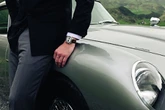 アストンマーティン『DB5』トリビュート腕時計、ブライトリングとのコラボで3種の限定モデル発売