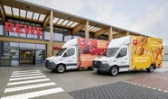 メルセデスベンツの電動商用車『eスプリンター』、独食品小売大手REWEに64台納車
