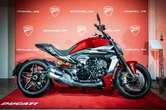 ドゥカティの“斬新”クルーザーが日本初公開、V4エンジンに軽量ボディの新型『Xディアベル V4』
