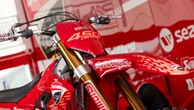「しっかりドゥカティ感」ブランド初の“強烈”モトクロス専用車『Desmo450 MX』に熱視線！