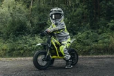 座って・立って2WAY、トライアンフからジュニアライダー向け電動オフロードバイク『TXP』登場