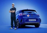 ルノーF1ガスリー選手「スピードは公道ではなくサーキットで」、若者に安全運転呼びかける