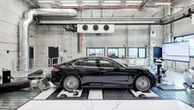 ポルシェ、250km/hまで走行中の振動と騒音を精密に再現…試験装置「FaSiP」活用