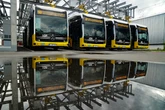パンタグラフでメルセデスベンツのEVバスを充電、28台同時充電可能な電気バス充電設備が稼働