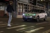 オペル、新照明技術発表…自動運転時の歩行者とのコミュニケーション機能搭載