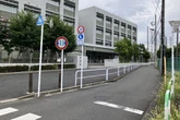 狭い道！ 制限1.3m、通れる車がなくなった都市計画？…東京都世田谷区
