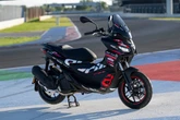 アプリリア、MotoGPマシンのグラフィックを再現したスクーター『SR GT 200レプリカ』を発売、61万6000円