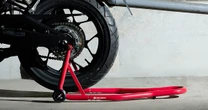 バイクの洗車＆メンテナンスを楽に、耐荷重200kgの「メンテナンススタンド」発売