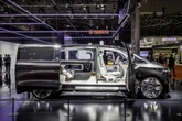 ライバルはアルファード？ メルセデスベンツの最高級ミニバンが日本初公開！…ジャパンモビリティショー2025