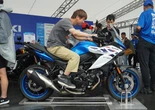 名機645ccVツインが最新クロスオーバーとして復活！ スズキ『SV-7GX』の足つき＆装備を「鈴鹿8耐」でチェック!!
