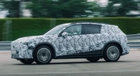 メルセデスベンツ『GLC』次期型のEVプロトタイプを公開、Sクラス譲りのエアサス搭載