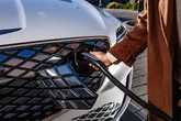 ヒョンデの高級車「ジェネシス」、アプリ内充電とプラグ＆チャージ機能を米国導入…EV充電を簡単に