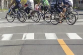 「ながらスマホ」は即、反則金…警察庁、自転車の「青切符」導入前に「ルールブック」作成［新聞ウォッチ］