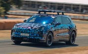 ポルシェ『カイエンEV』プロトタイプがヒルクライムを駆け抜けた