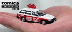 かに道楽営業車の『カローラ バン』が大人のトミカに、世界に1台の実車を1/64で再現…かにのオブジェが屋根上に