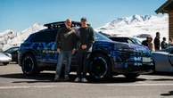 ポルシェ『カイエン』次期型のEV、最新プロトタイプの写真公開…年内デビューへ