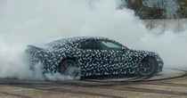 メルセデスAMG『GT 4ドア クーペ』新型、5月20日世界初公開へ…F1開発ドライバーがプロトタイプをテスト