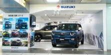 スズキ『クロスビー』改良新型、新幹線浜松駅コンコースに展示開始…『eビターラ』と揃い踏み