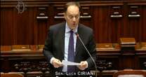 Caos treni, per il ministro Ciriani “la percentuale dei ritardi è in linea con gli ultimi anni”. Pastorella (Azione): “Quindi va tutto bene?”