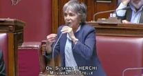 “Ministro, dove sono i soldi?”. L’intervento in loop della deputata M5s è già un cult
