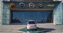 Stellantis “licenzia” tutti i concessionari in vista di una riorganizzazione della rete. Preoccupazione per i piccoli rivenditori